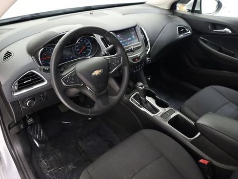 Used 2018 Chevrolet Cruze LT w/ Convenience Package FWD image 9
