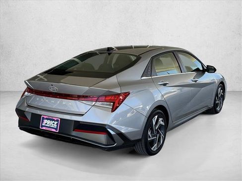 Used 2025 Hyundai Elantra SEL FWD image 6
