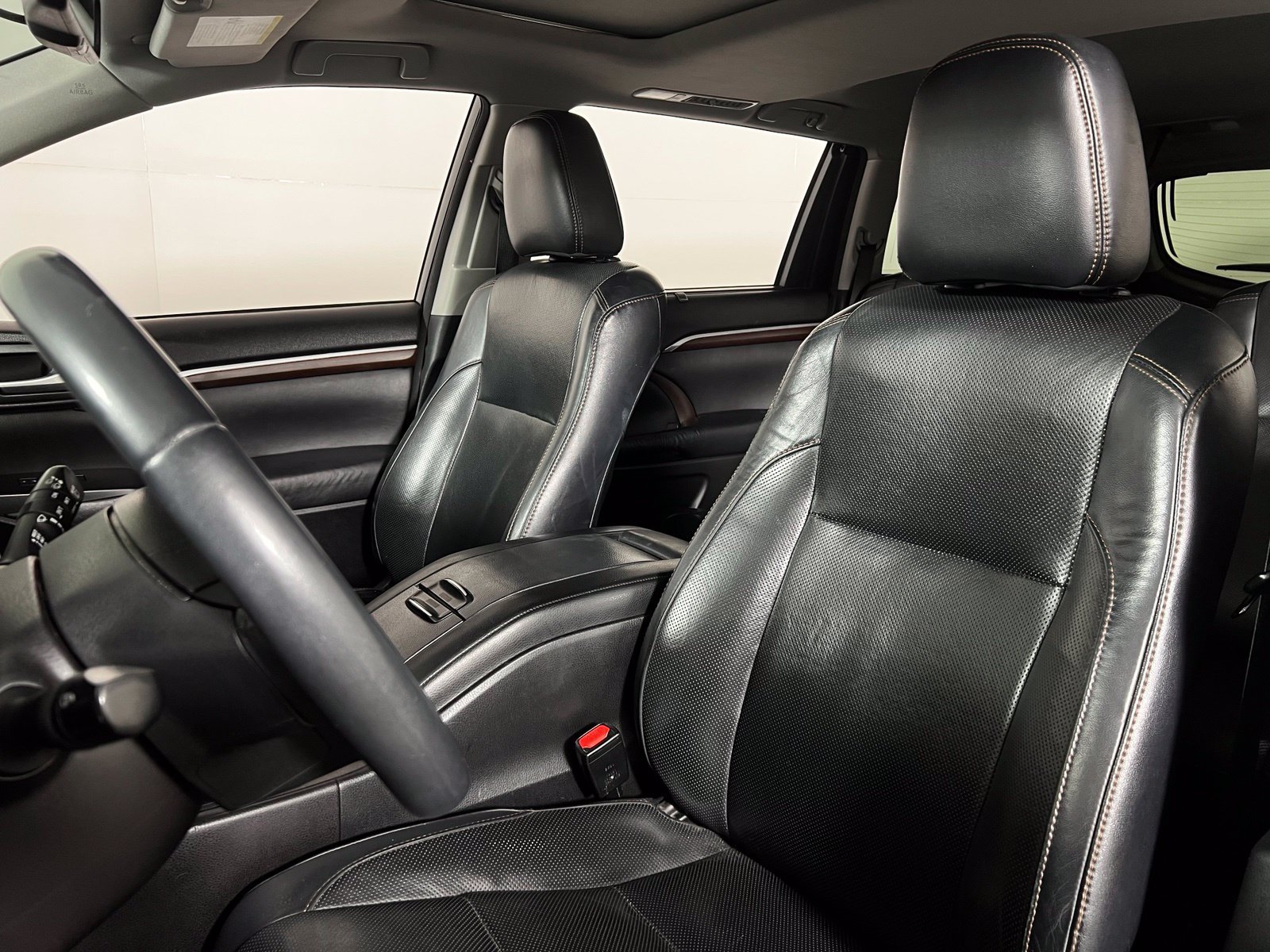 Used 2016 Toyota Highlander Limited w/ Four Season Floor Mat Package FWD image 9