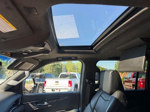 Used 2018 Cadillac Escalade ESV Platinum AWD/4WD image 14