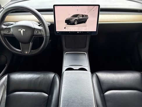 Used 2022 Tesla Model Y Long Range image 18
