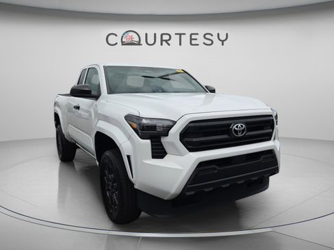 Used 2024 Toyota Tacoma SR image 3