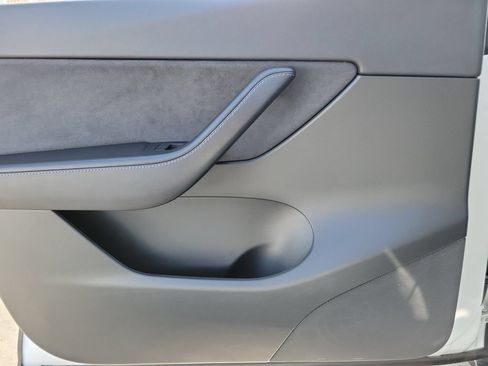 Used 2022 Tesla Model Y Long Range AWD/4WD image 20