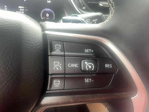 Used 2023 Jeep Grand Cherokee L Limited w/ Luxury Tech Group II AWD/4WD image 13