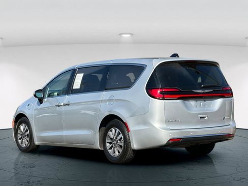 Used 2023 Chrysler Pacifica Touring-L FWD image 4