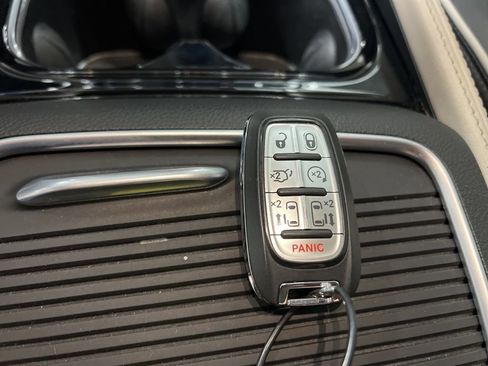 Used 2024 Chrysler Pacifica Limited image 32