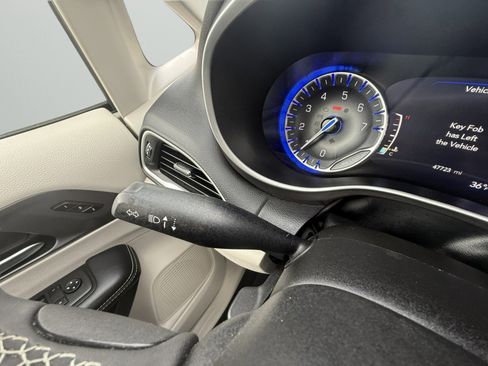 Used 2024 Chrysler Pacifica Touring-L image 23