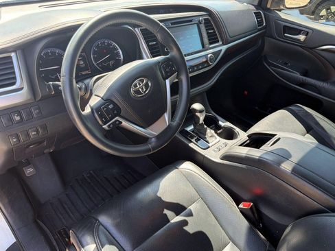 Used 2016 Toyota Highlander Limited FWD image 4