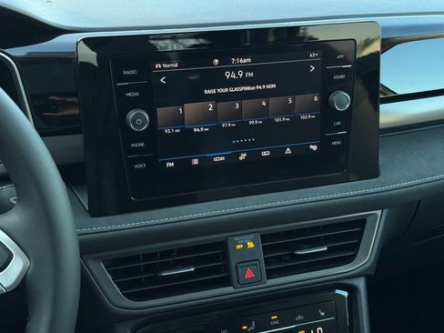 New 2025 Volkswagen Taos SE image 33