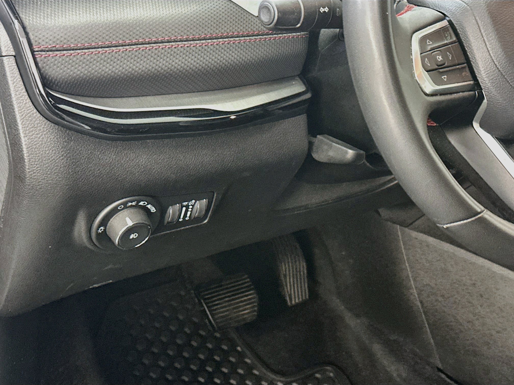 Used 2025 Jeep Compass Trailhawk AWD/4WD image 17