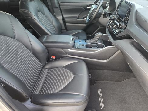 Used 2021 Toyota Highlander XSE FWD image 25