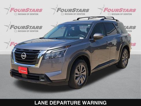 Used 2025 Nissan Pathfinder SV FWD image 8