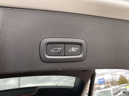 Used 2024 Volvo XC40 B5 Core image 6