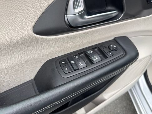 Used 2023 Chrysler Pacifica Touring-L FWD image 25