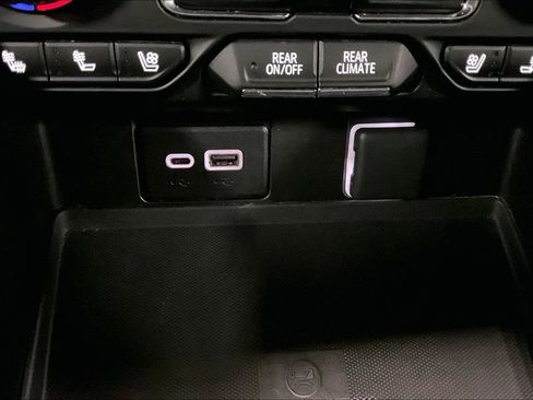 Used 2023 Chevrolet Suburban Premier image 31