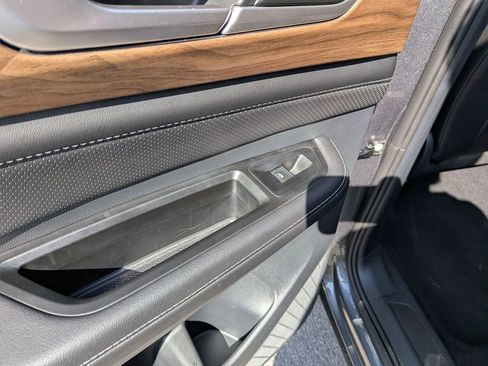 Used 2025 Volkswagen Atlas SE image 18