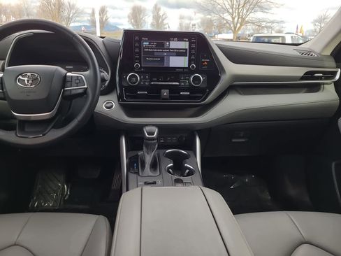 Used 2022 Toyota Highlander XLE image 18