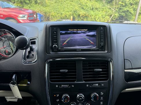 Used 2018 Dodge Grand Caravan SXT FWD image 17