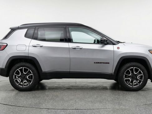 Used 2025 Jeep Compass Trailhawk image 11