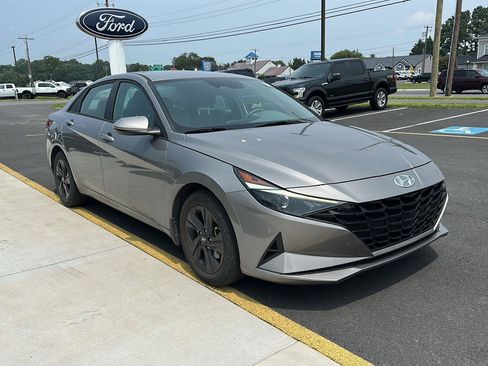 Used 2023 Hyundai Elantra SEL FWD image 3