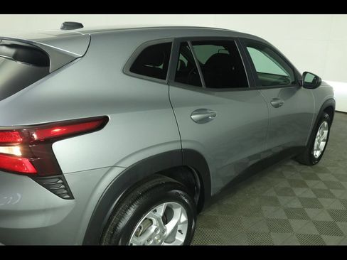 Used 2024 Chevrolet Trax LS w/ LS Convenience Package FWD image 16