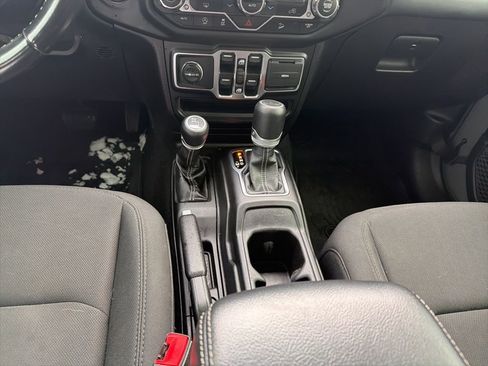 Used 2020 Jeep Wrangler Unlimited Sahara image 16