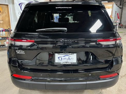 Used 2023 Jeep Grand Cherokee Altitude image 7
