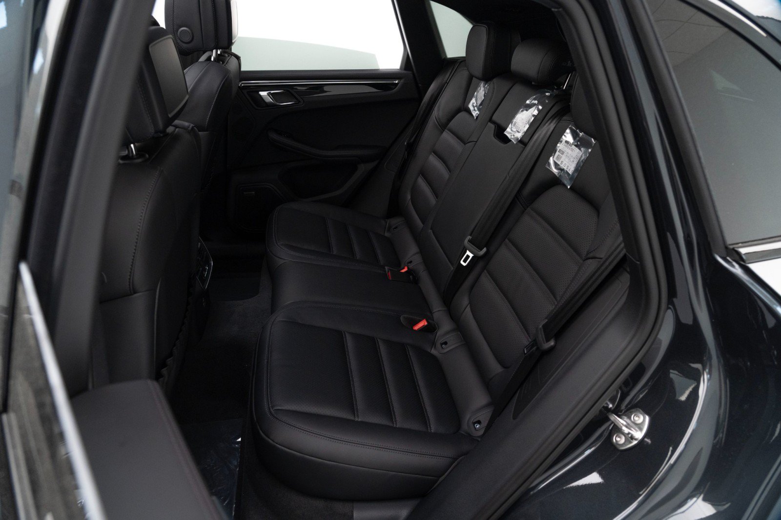 Certified 2025 Porsche Macan Turbo AWD/4WD image 29