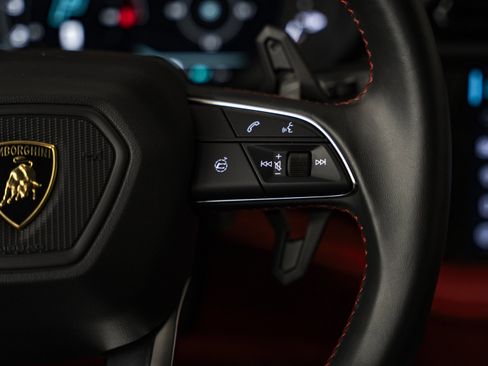 Used 2025 Lamborghini Urus SE AWD/4WD image 44