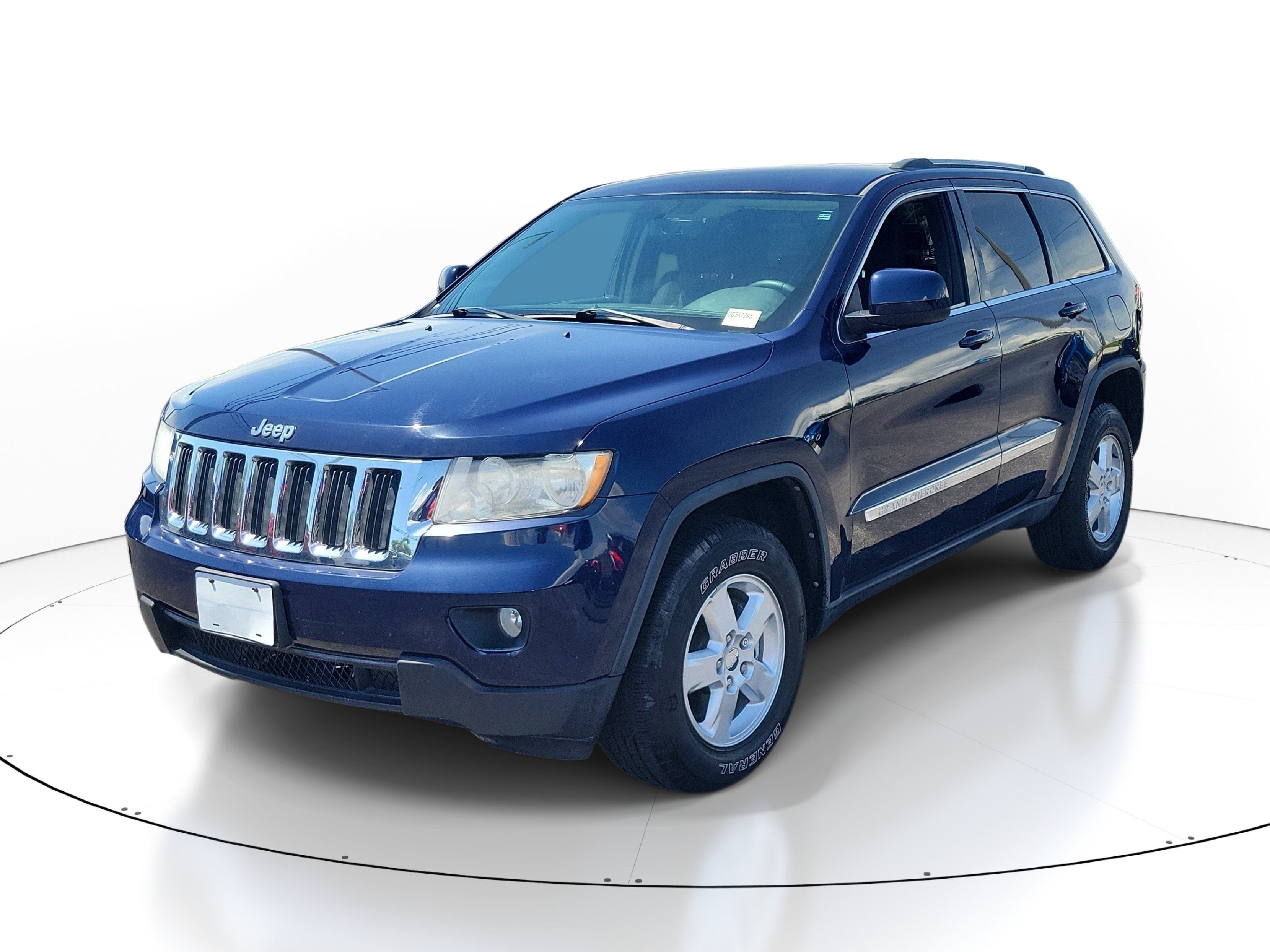 Used 2013 Jeep Grand Cherokee Laredo w/ Laredo E Group AWD/4WD image 3