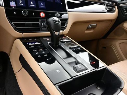 Certified 2022 Porsche Macan AWD/4WD image 11