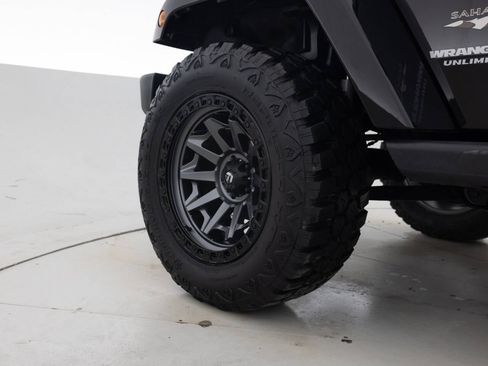 Used 2017 Jeep Wrangler Unlimited Sahara w/ Connectivity Group image 17