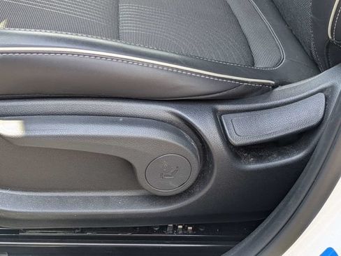 Used 2025 Hyundai Venue Limited FWD image 20