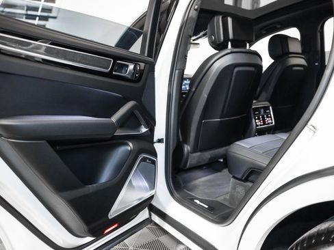 Used 2019 Porsche Cayenne Turbo w/ Sportdesign Package image 32