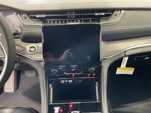 New 2025 Jeep Grand Cherokee Limited w/ Black Appearance Package image 17