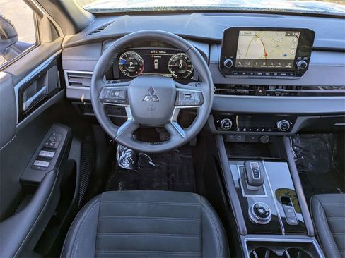 Used 2024 Mitsubishi Outlander FWD image 17