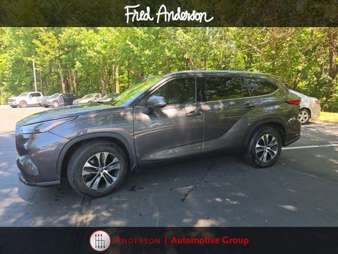 Used 2022 Toyota Highlander XLE FWD image 1