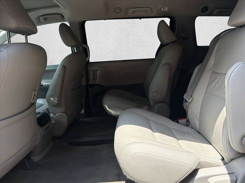 Used 2018 Toyota Sienna XLE FWD image 23