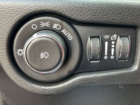 Used 2019 Chrysler Pacifica Touring-L w/ Advanced Safetytec Group FWD image 14