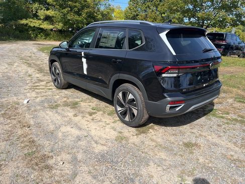 New 2025 Volkswagen Taos SE image 12