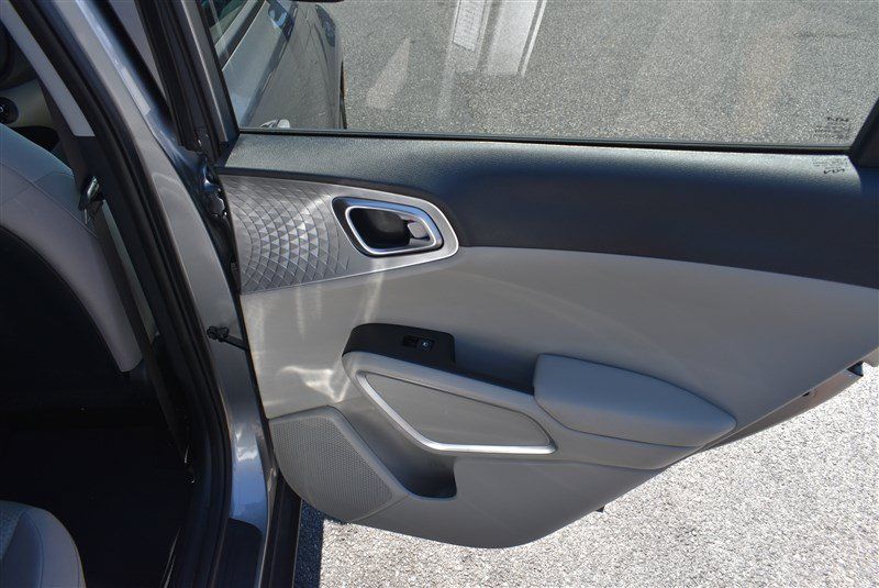 Used 2025 Kia Soul LX w/ LX Technology Package FWD image 24