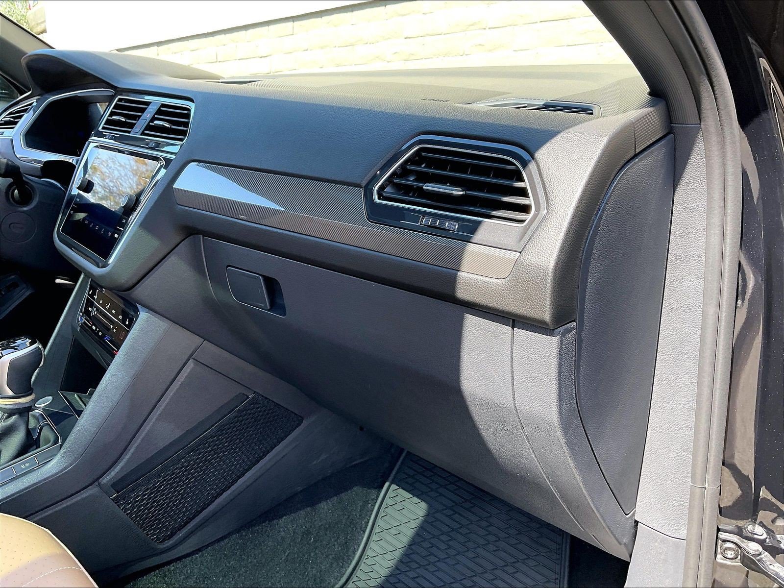 Certified 2024 Volkswagen Tiguan SE w/ Panoramic Sunroof Package AWD/4WD image 16