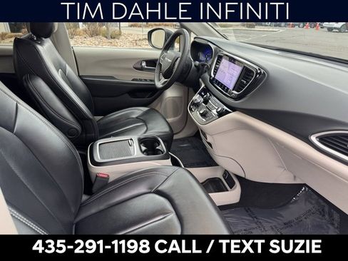Used 2023 Chrysler Pacifica Touring-L image 18