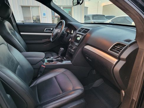 Used 2017 Ford Explorer XLT w/ Equipment Group 202A FWD image 25