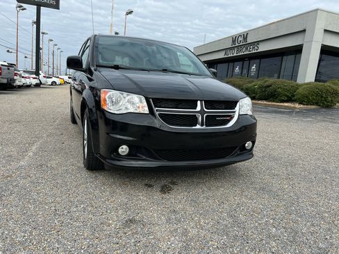Used 2020 Dodge Grand Caravan SXT image 3