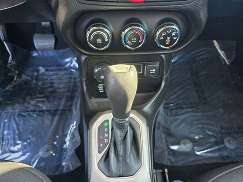 Used 2017 Jeep Renegade Latitude w/ Cold Weather Group image 24