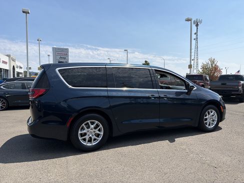 Used 2023 Chrysler Pacifica Touring-L FWD image 6