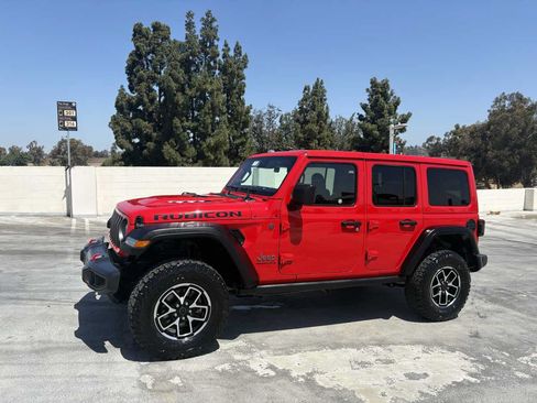 Used 2025 Jeep Wrangler Unlimited Rubicon w/ Convenience Group AWD/4WD image 8