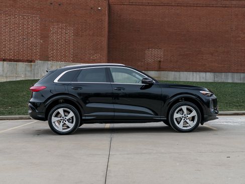 Certified 2025 Audi Q5 Premium Plus image 3