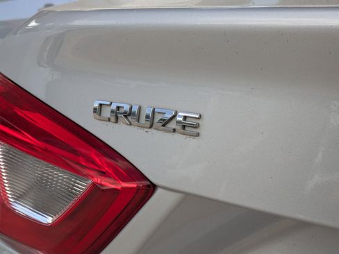 Used 2017 Chevrolet Cruze LT image 8